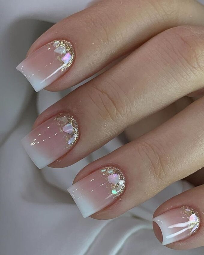Wzory paznokci z białymi końcówkami, french nails z brokatem