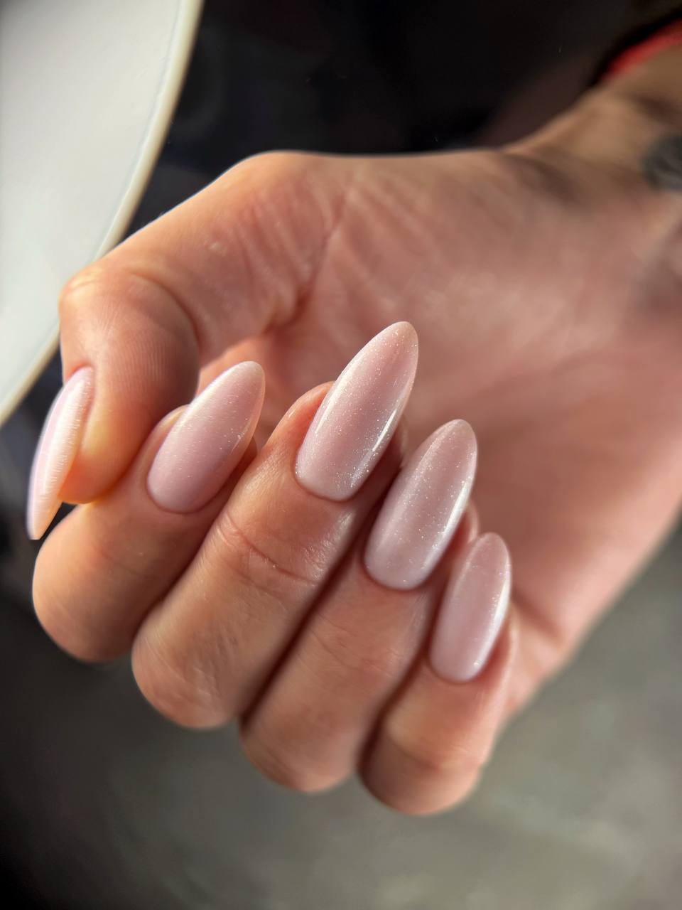 Długi migdałowy manicure w jasnym różu z drobnym połyskiem