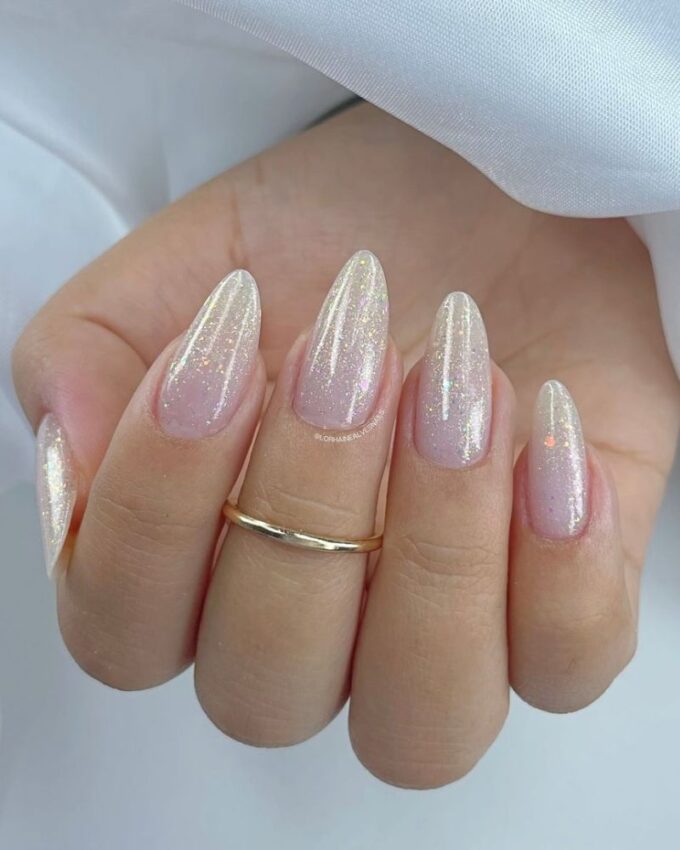 Brokatowy french manicure