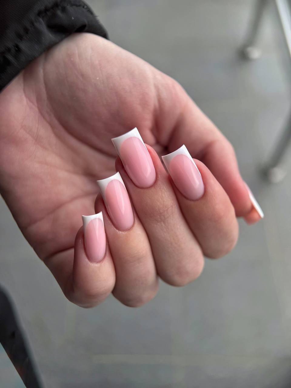 Klasyczny długi french manicure na kwadratowych paznokciach