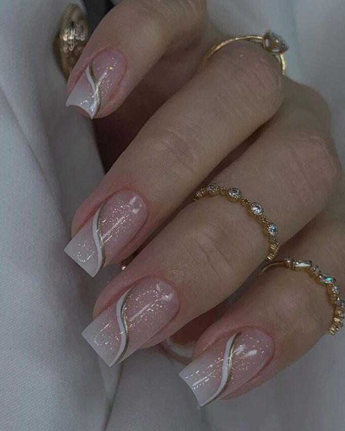 French nail designs z brokatem