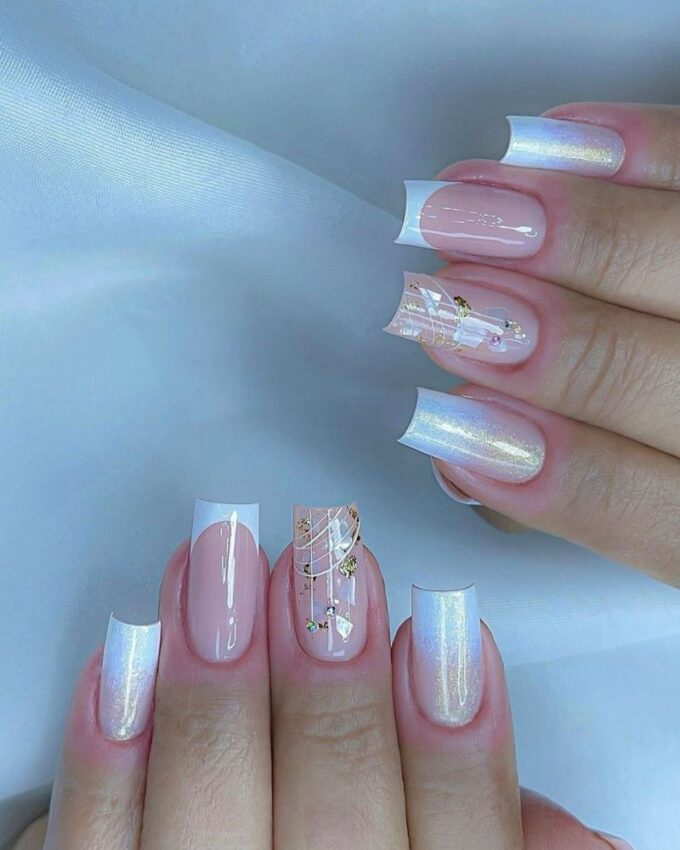 French manicure z połyskiem, paznokcie z brokatem