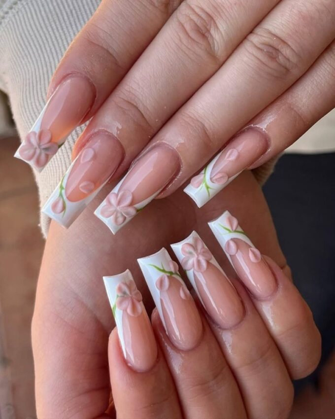 Elegancki wiosenny pomysł, biały francuski manicure
