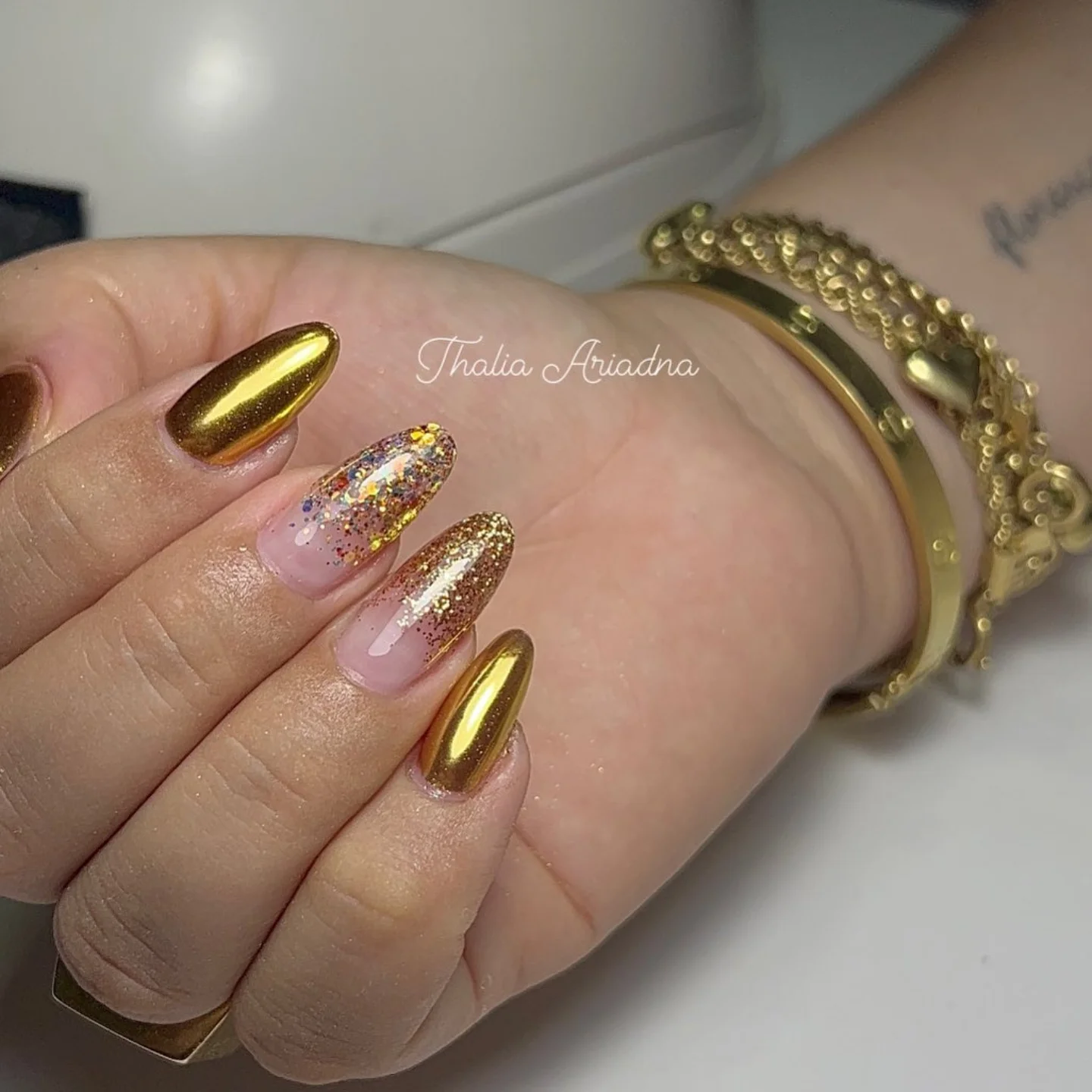 Złoty nastrój w manicure