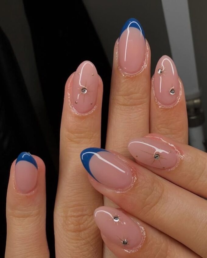 Francuski manicure w odcieniach niebieskiego, elegancki manicure