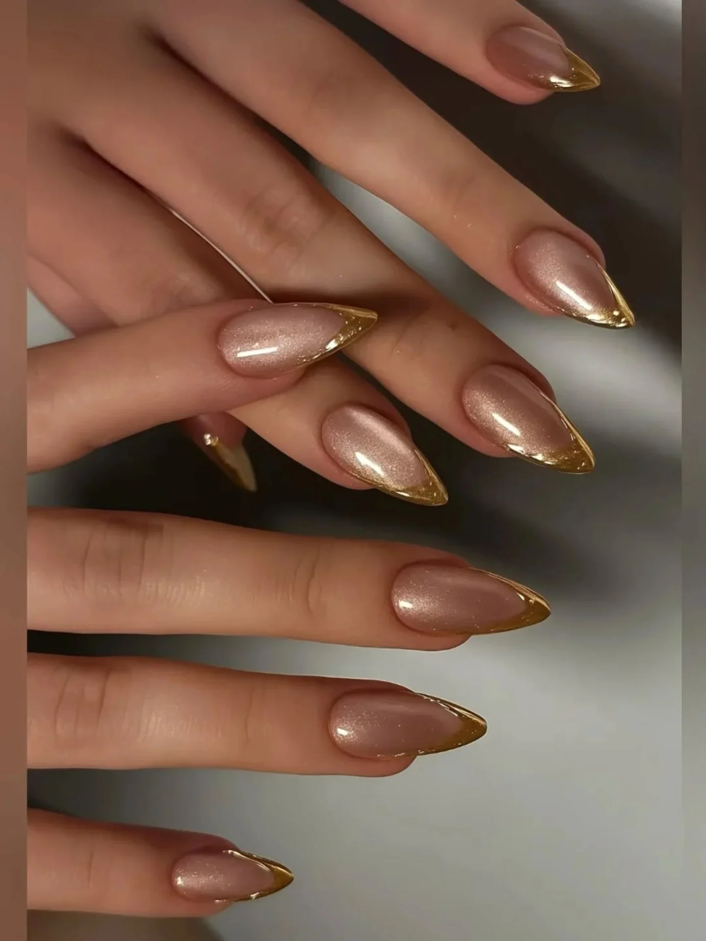 Złoty akcent elegancji: stylowy manicure, który zachwyca