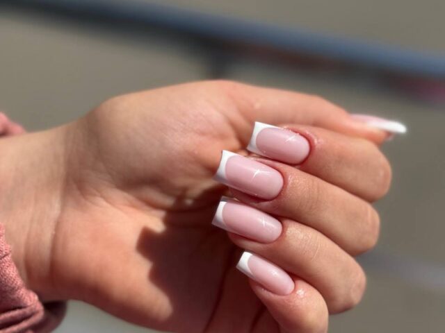 Klasyczny french manicure na długich kwadratowych paznokciach Essie Gel Couture