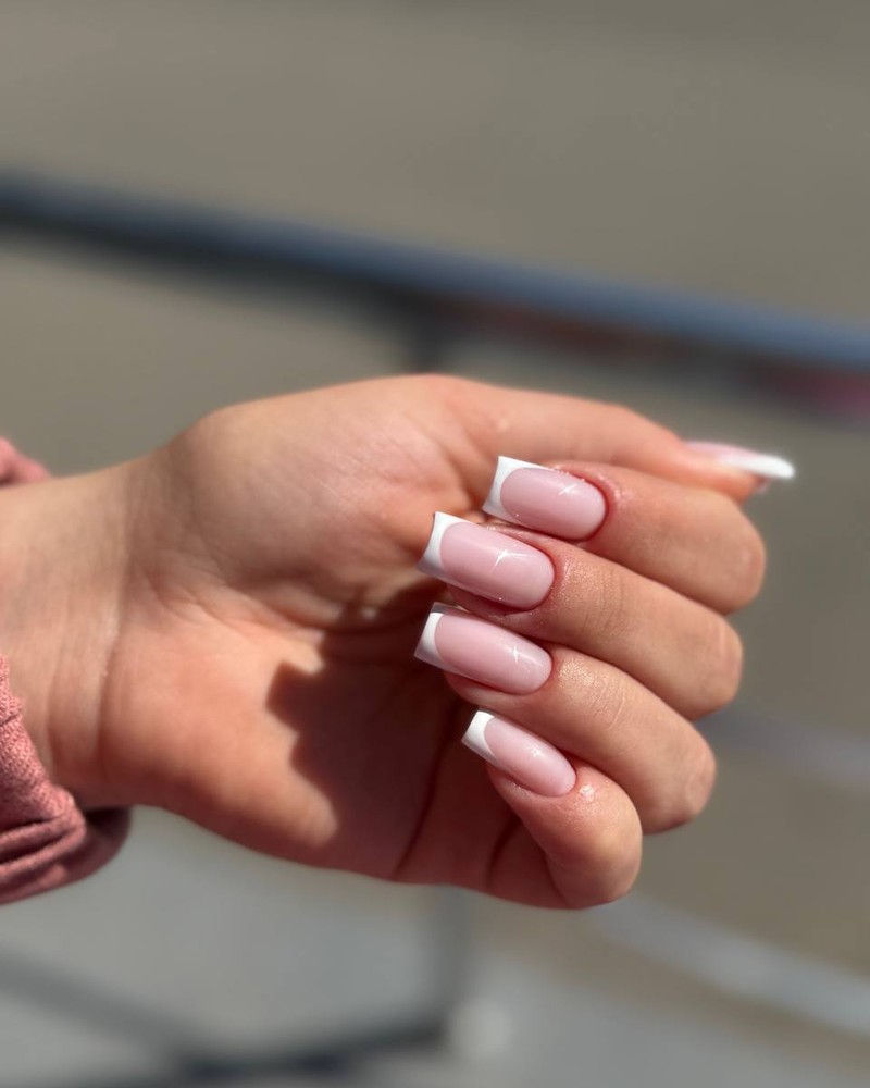 Klasyczny french manicure na długich kwadratowych paznokciach Essie Gel Couture