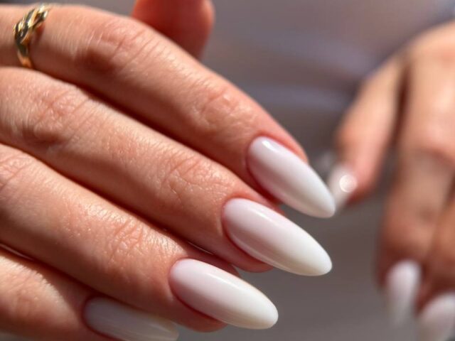Długi migdałowy manicure w mlecznej bieli CND Shellac