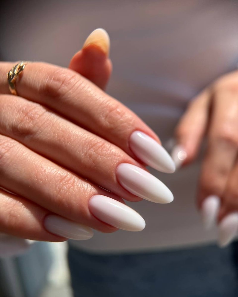 Długi migdałowy manicure w mlecznej bieli CND Shellac