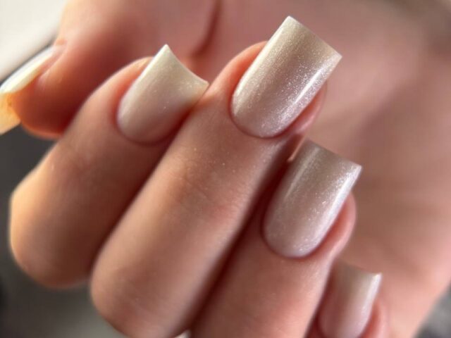 Długi kwadrat perłowy mleczny shimmer Essie Gel Couture
