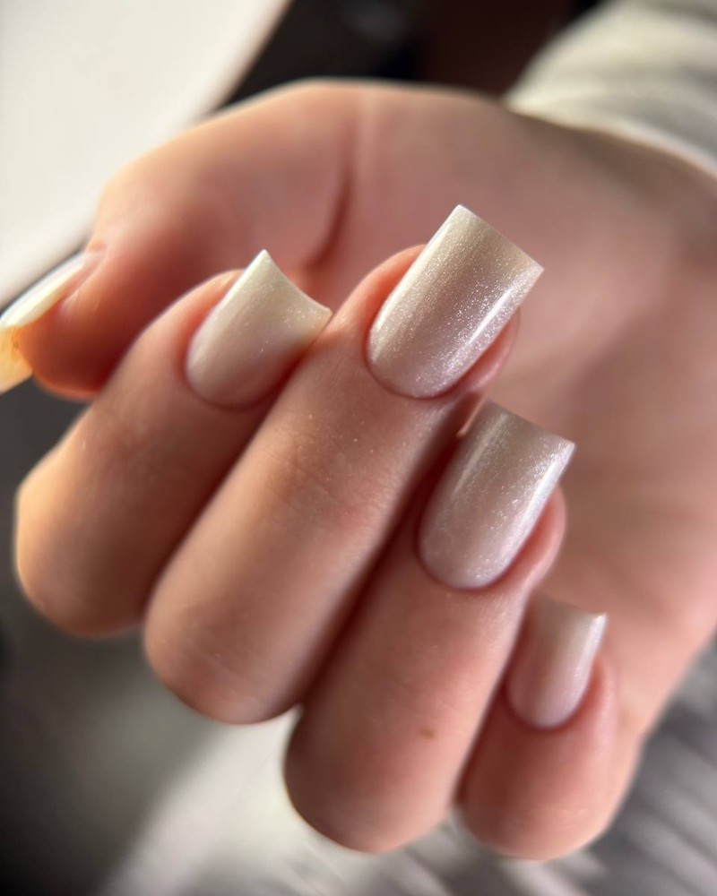 Długi kwadrat perłowy mleczny shimmer Essie Gel Couture