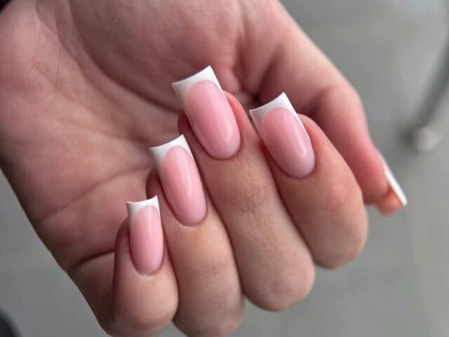 Klasyczny długi french manicure na kwadratowych paznokciach Bluesky