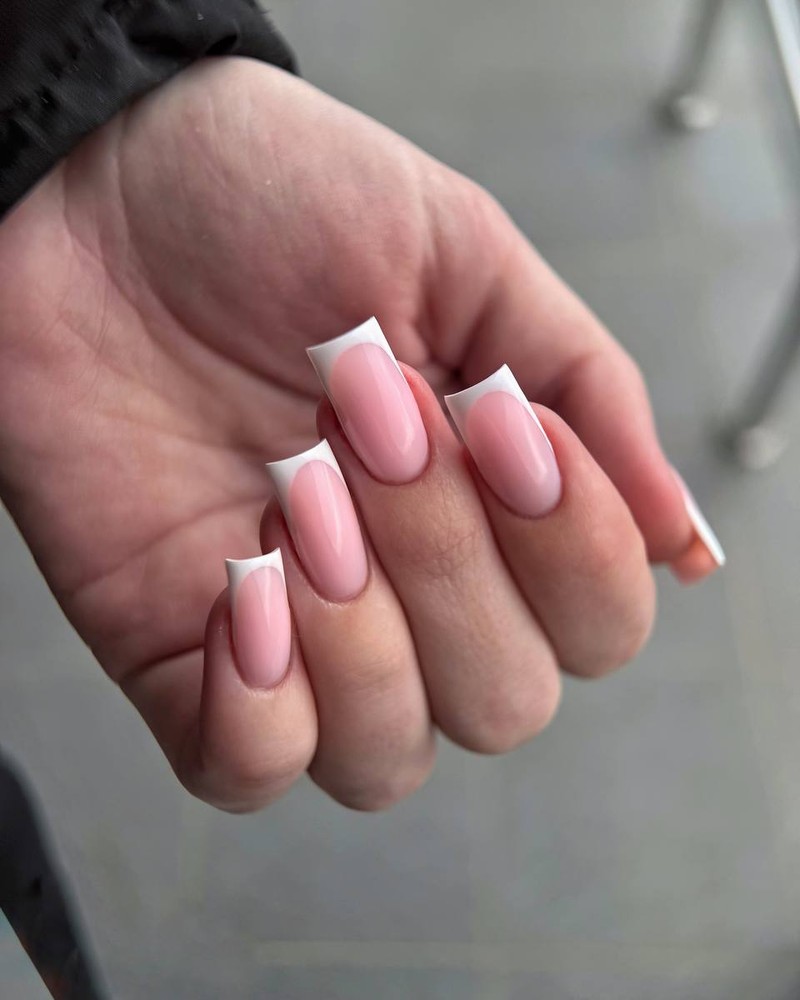 Klasyczny długi french manicure na kwadratowych paznokciach Bluesky