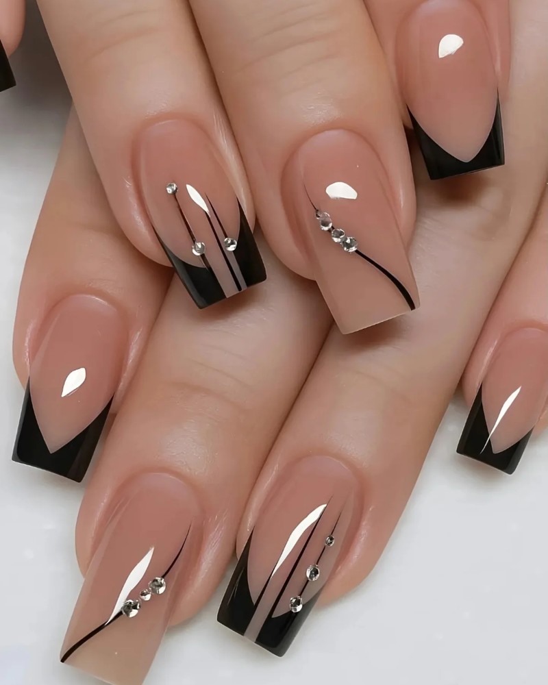 Manicure w domu — naturalna stylizacja na krótkich paznokciach