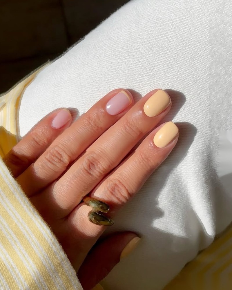 Krótki manicure pastelowy żółty i mikro-french Oxxi