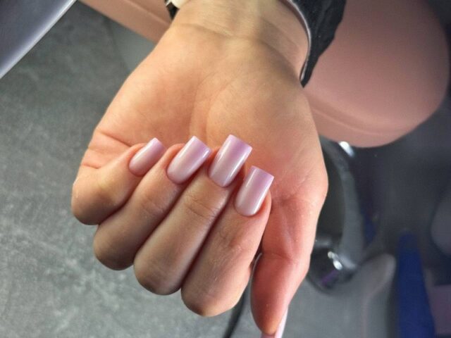 Długi kwadrat perłowy róż chrome Indigo Nails