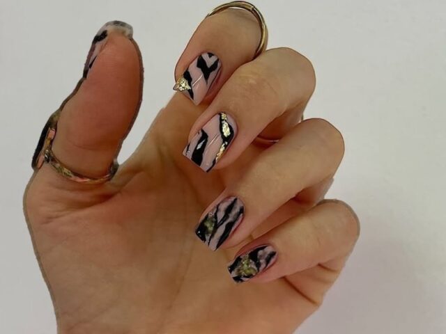 Kwadrat nude zebra złota folia Indigo Nails