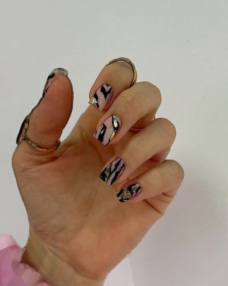 Kwadrat nude zebra złota folia Indigo Nails