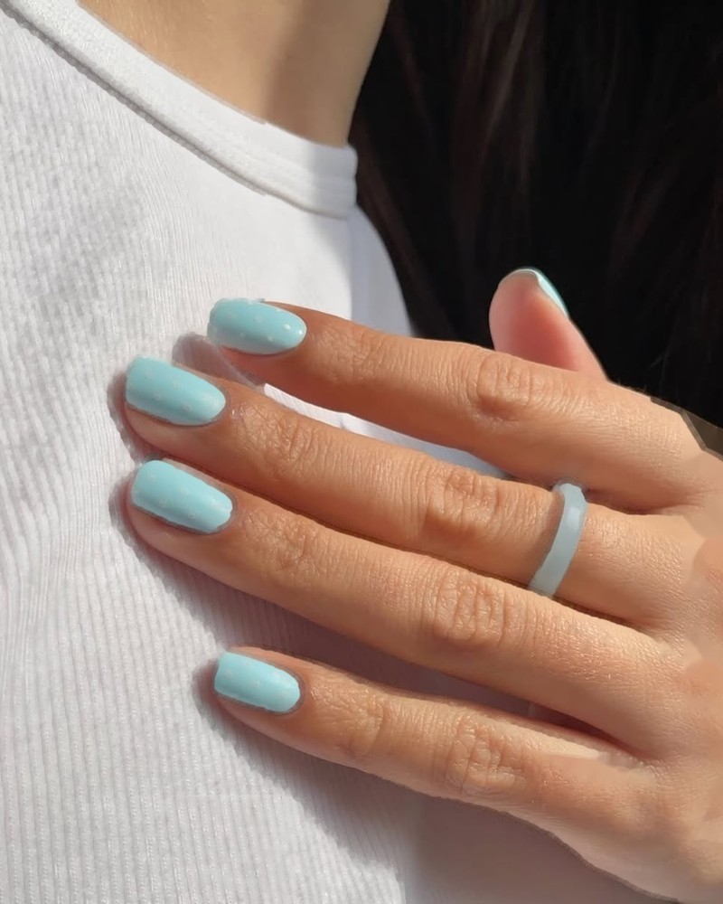 Krótki kwadratowy manicure w błękicie z białymi kropkami Oxxi