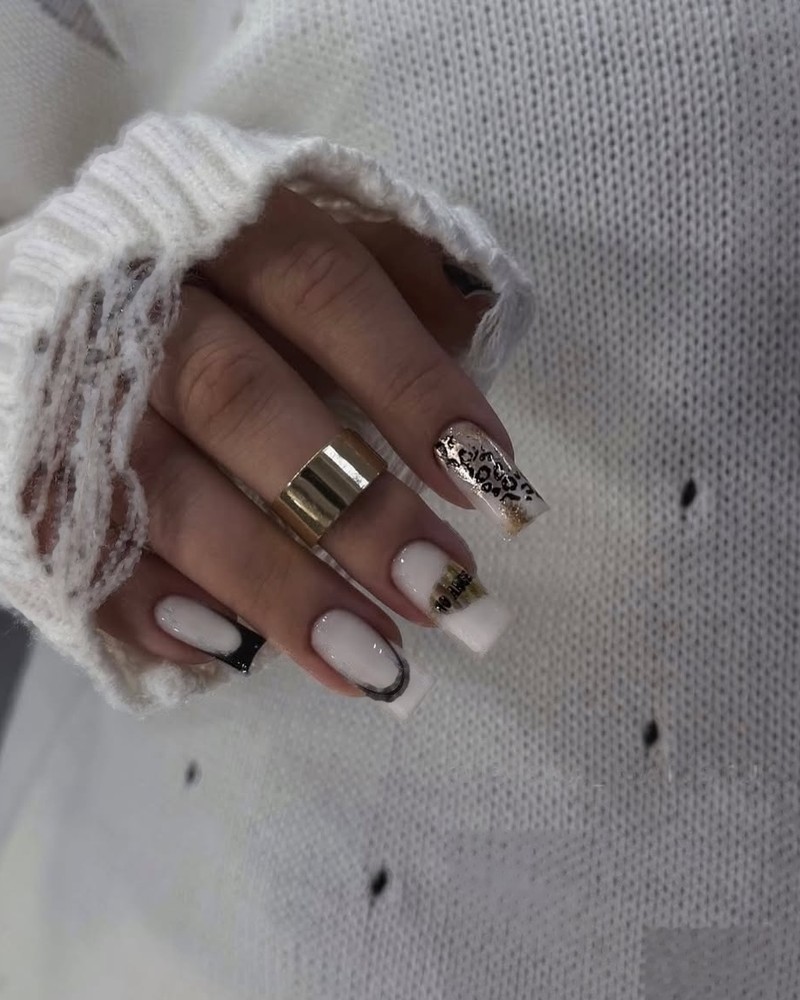 Długi kwadratowy manicure mleczny z czarnym french i złotą folią PNB