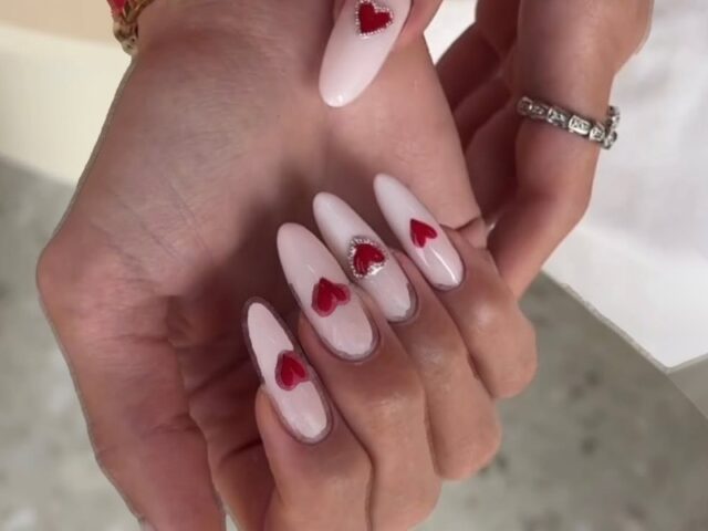 Długi migdałowy manicure mleczny róż z czerwonymi serduszkami Gelish