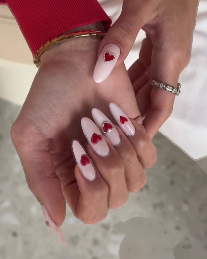 Długi migdałowy manicure mleczny róż z czerwonymi serduszkami Gelish