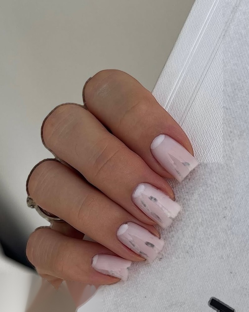 Kwadratowy moon manicure mleczny róż ze srebrną folią Indigo Nails