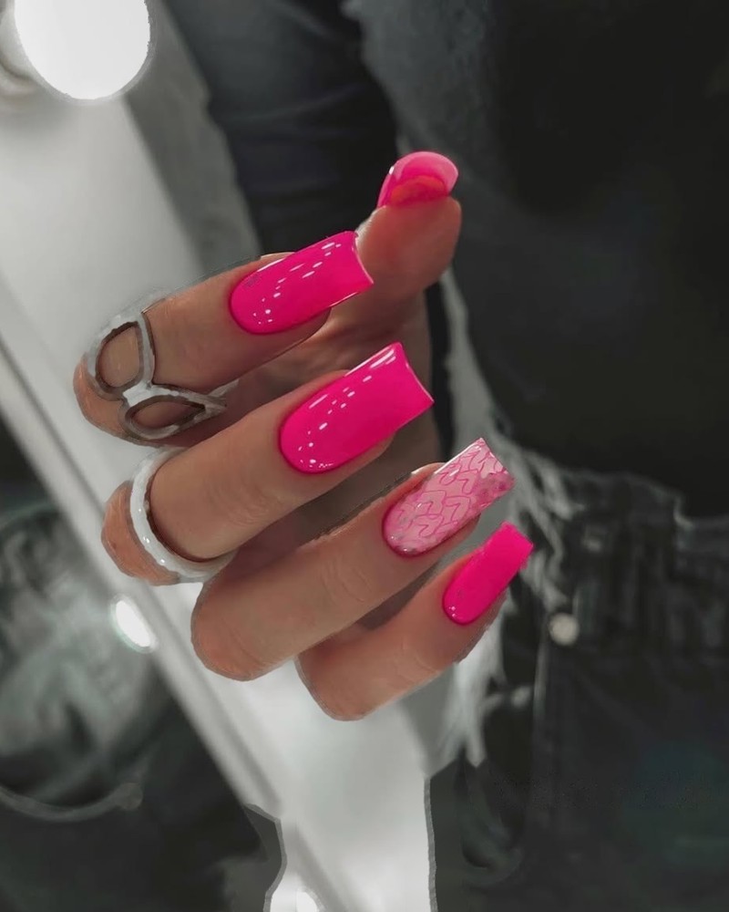 Długi kwadratowy manicure fuksja z wzorem serc Kodi Professional