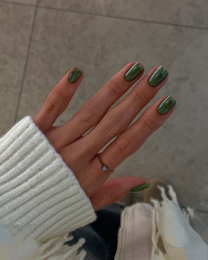 Krótki squoval manicure oliwkowy chrome Bluesky
