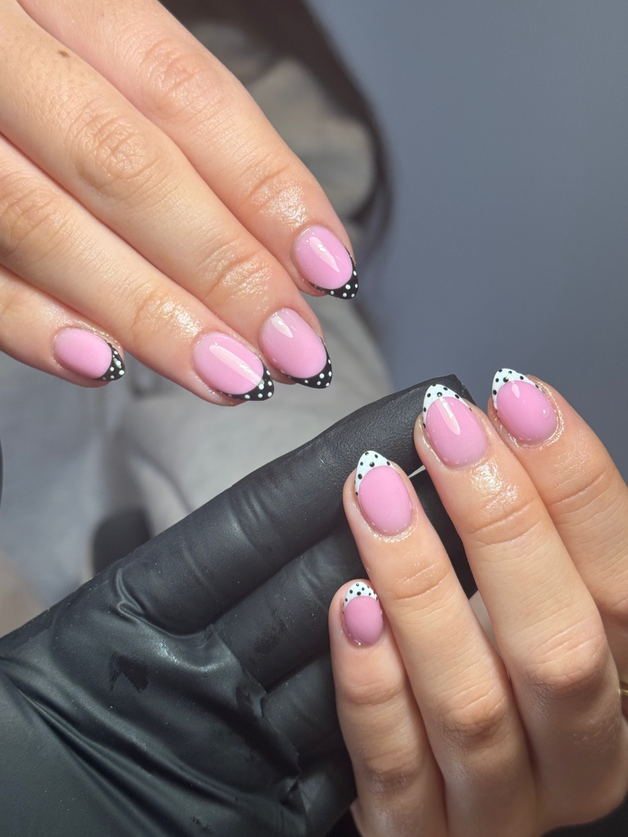 Zabawny francuski manicure z pop-artowym akcentem