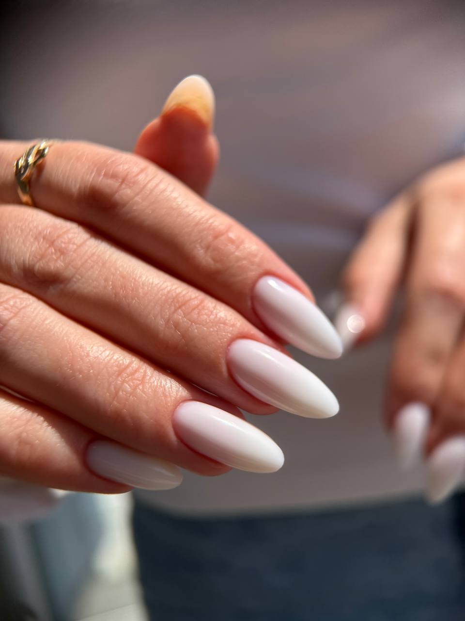 Długi migdałowy manicure w mlecznej bieli CND Shellac