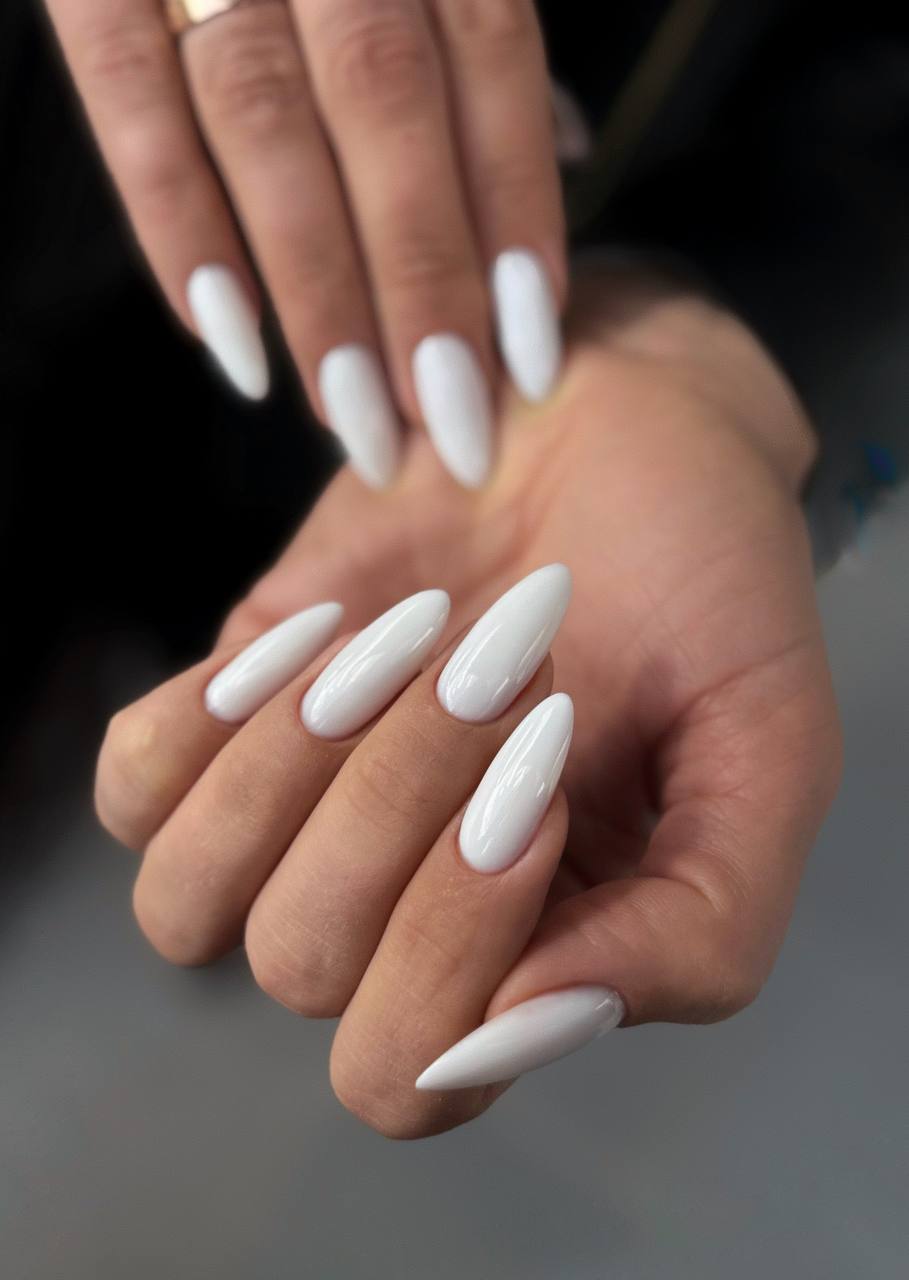 Długie paznokcie stiletto w pełnej bieli