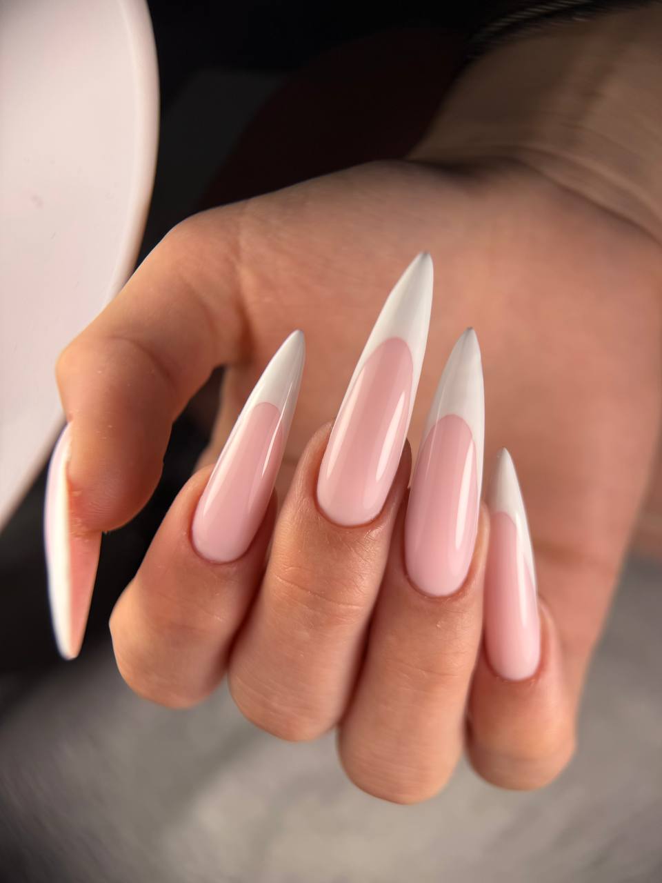 Klasyczny długi french manicure na stiletto