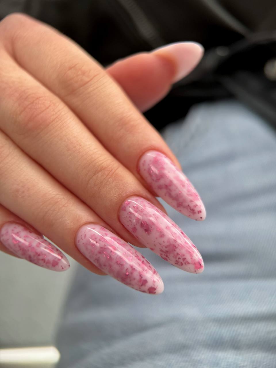 Długi migdał z różowymi flake terrazzo