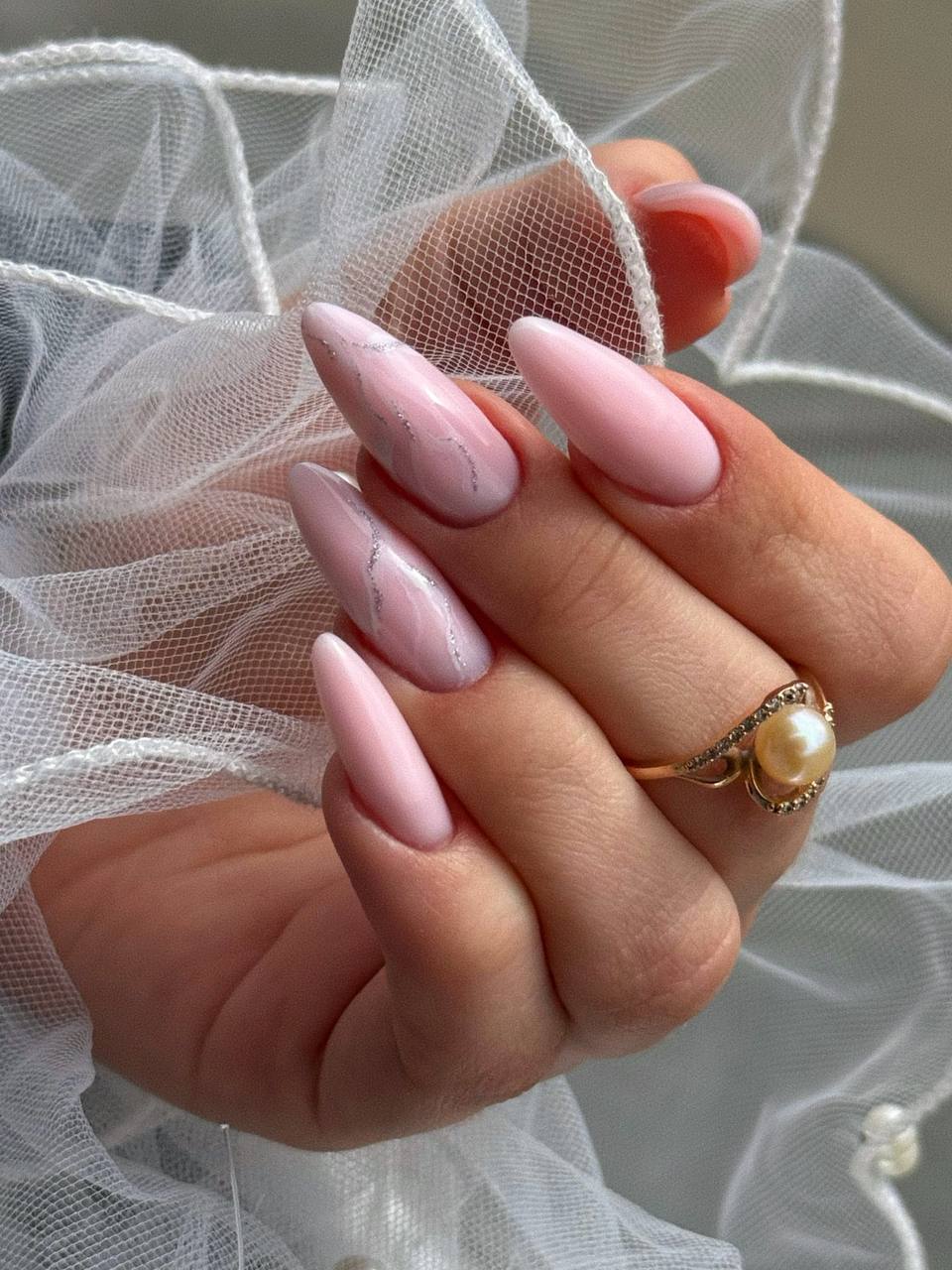 Długi migdałowy manicure z marmurowym wzorem brokatem