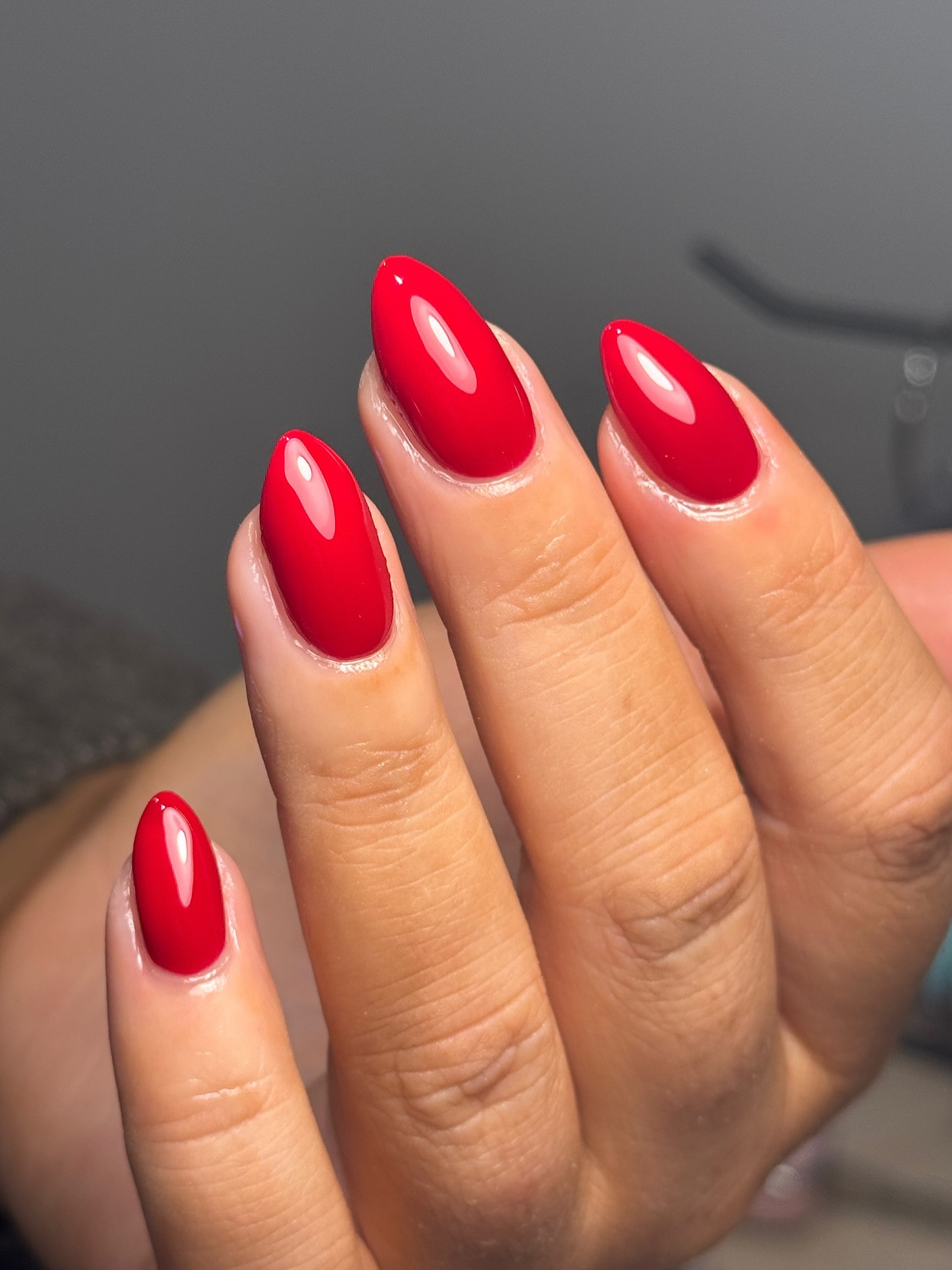 Czerwony szyk: odważny manicure