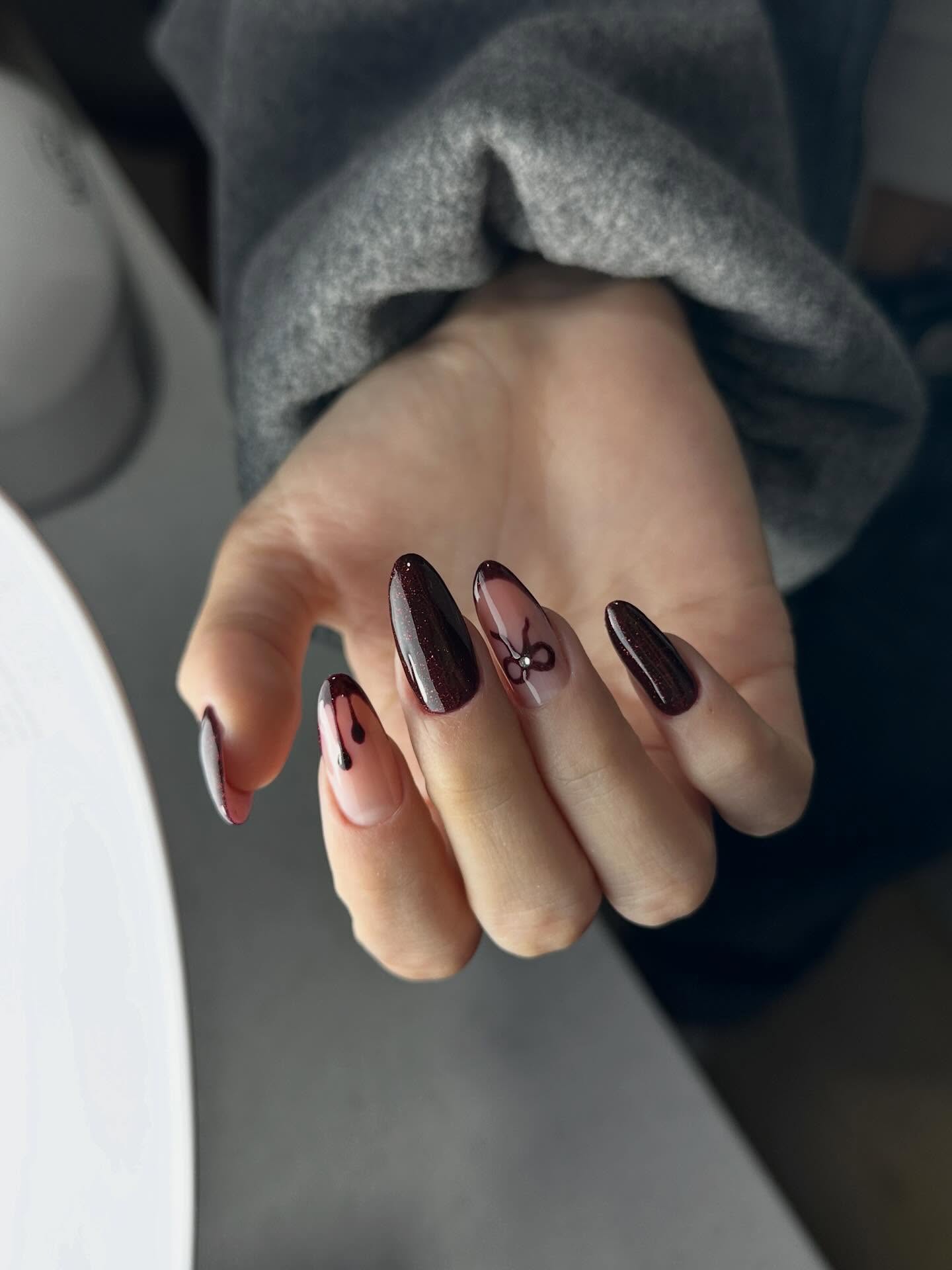 Ciemny szyk: mistyczny manicure, który zachwyca!