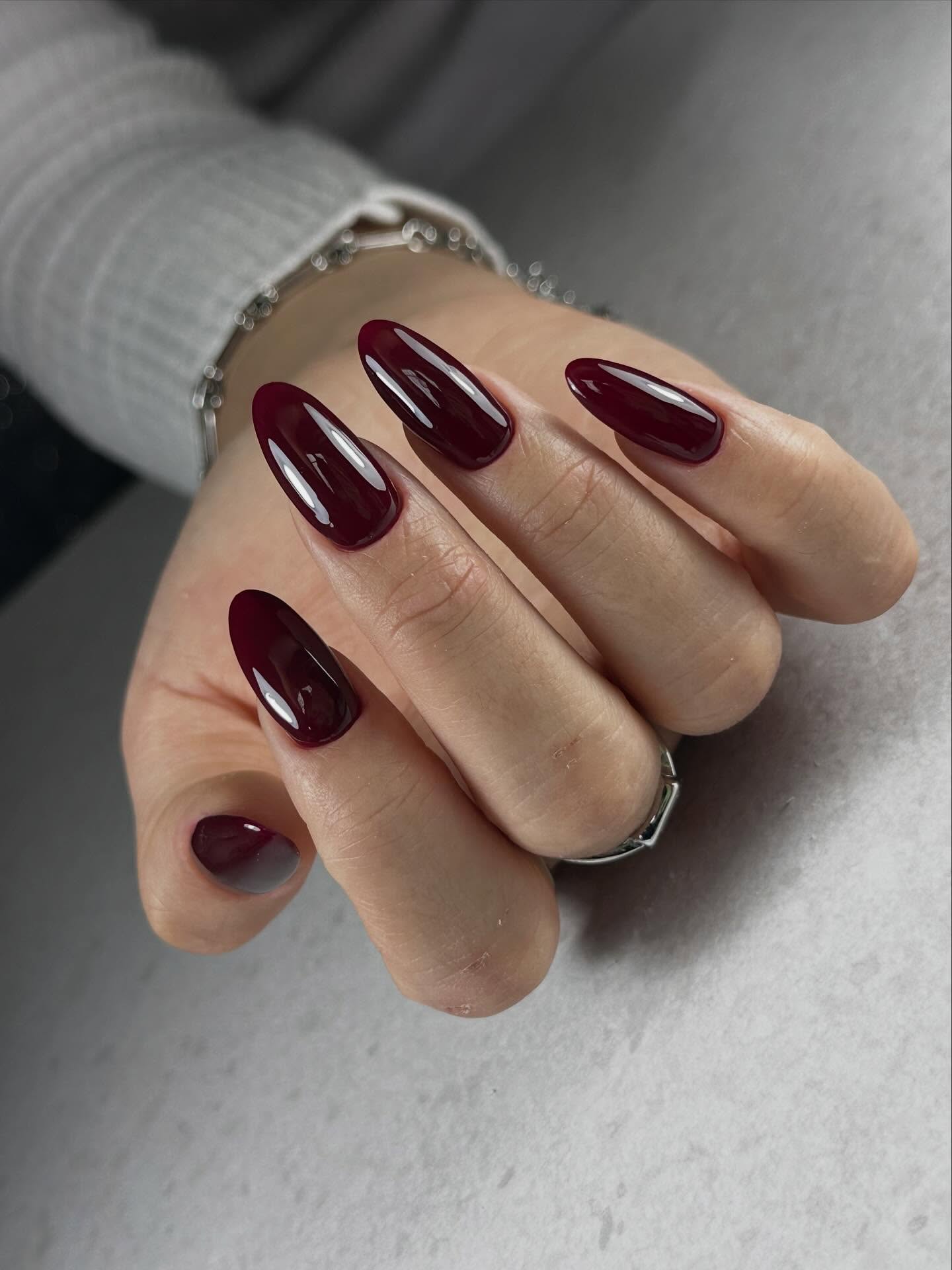 Prawdziwa głębia bordowego manicure!