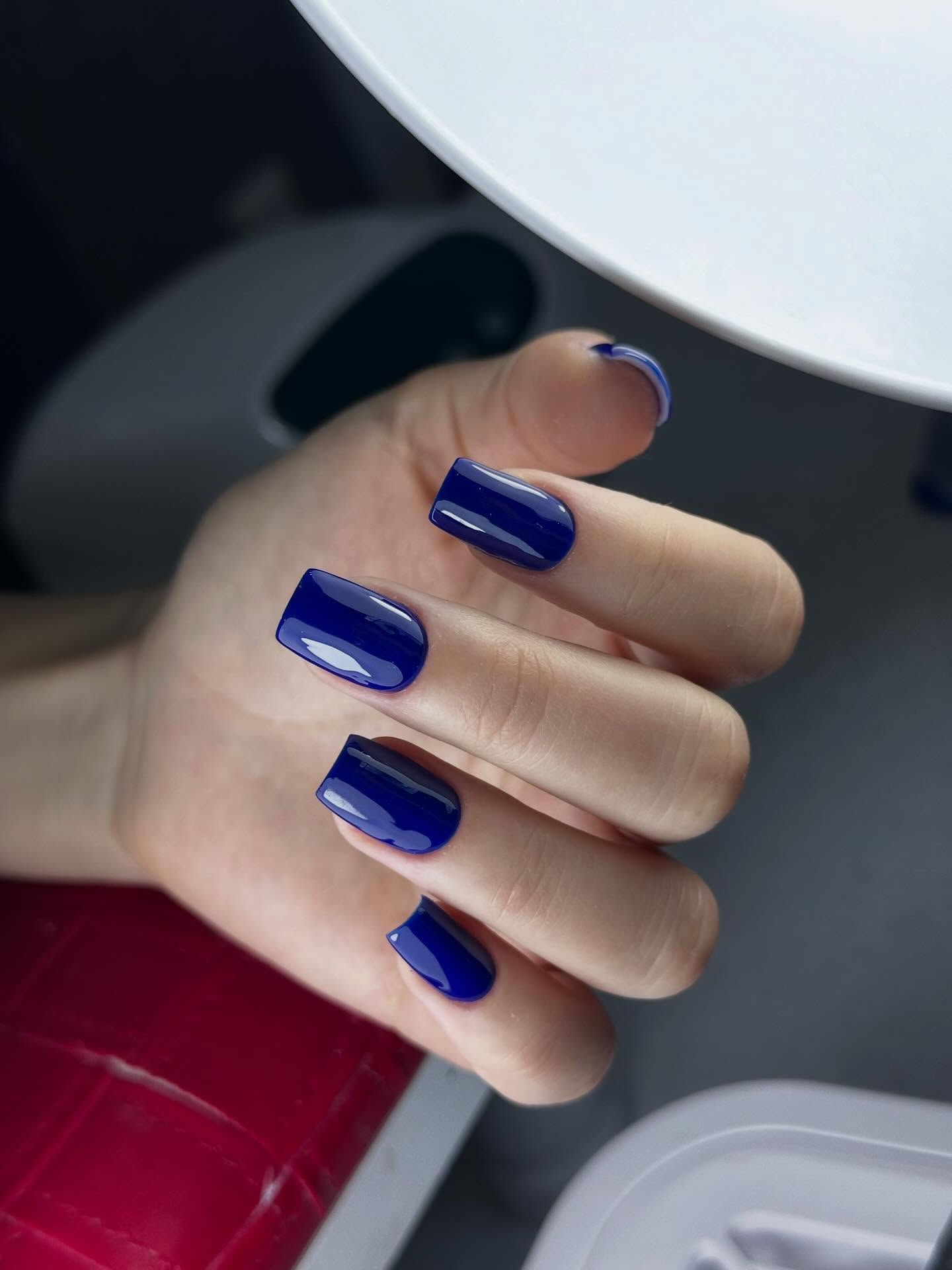 Niebieskie fale stylu: odważny manicure na niezapomniane chwile!