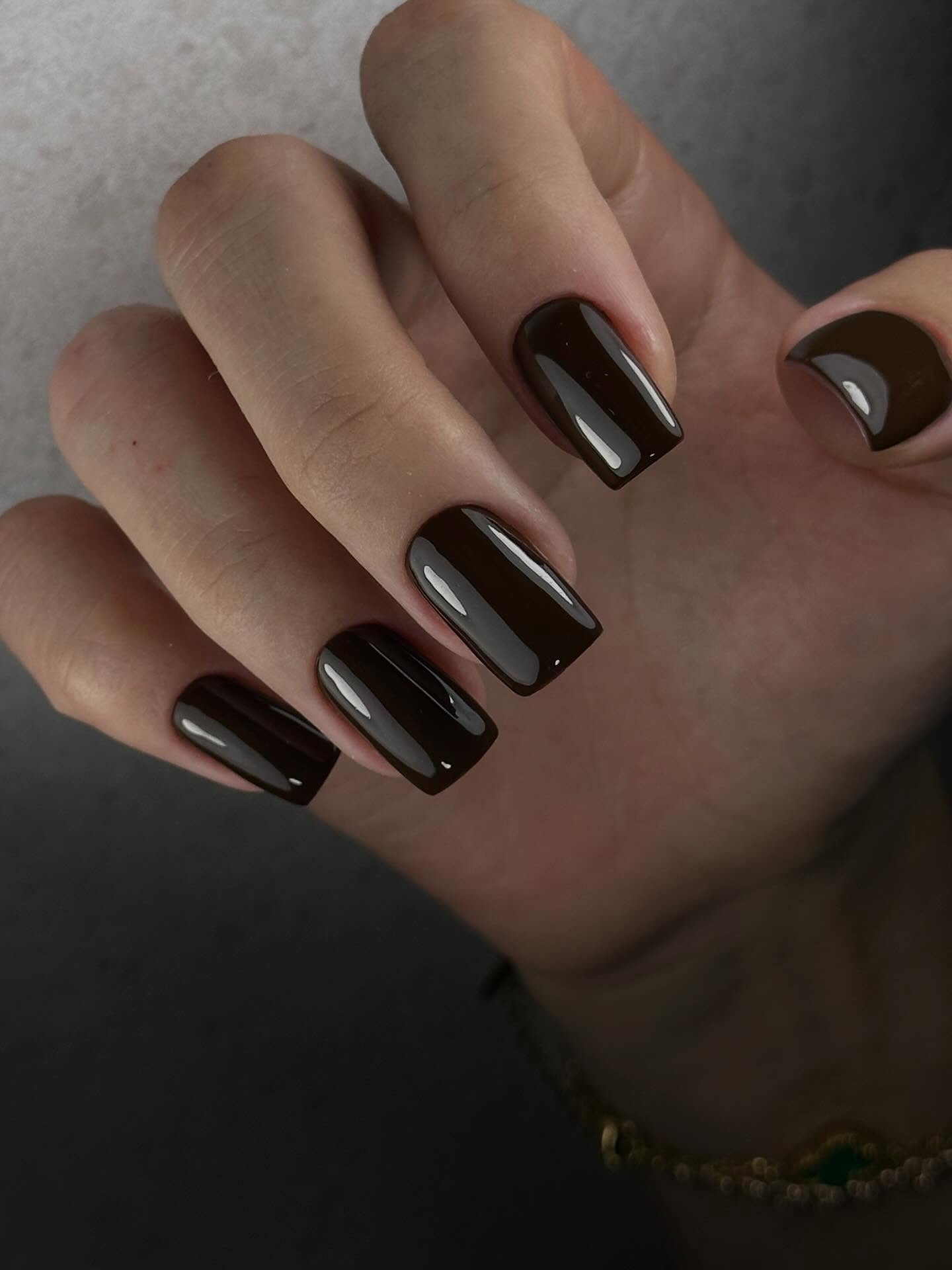 Ciemna czekolada dla Twoich paznokci: styl i elegancja