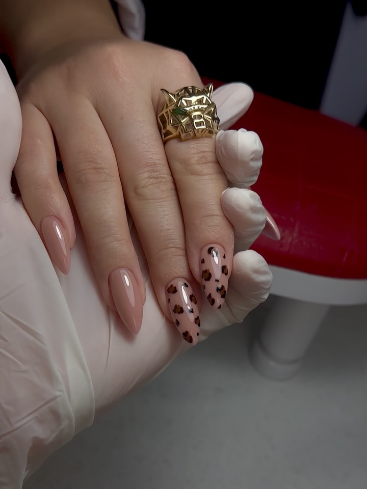 Dziki szyk: panterkowy wzór na paznokciach