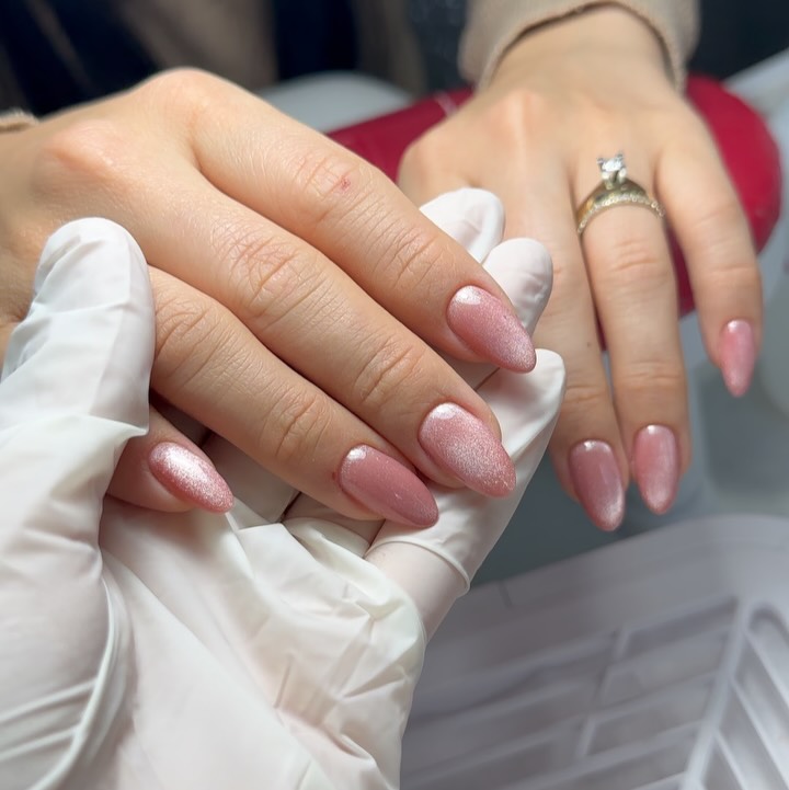 Różowy jedwab na końcówkach palców