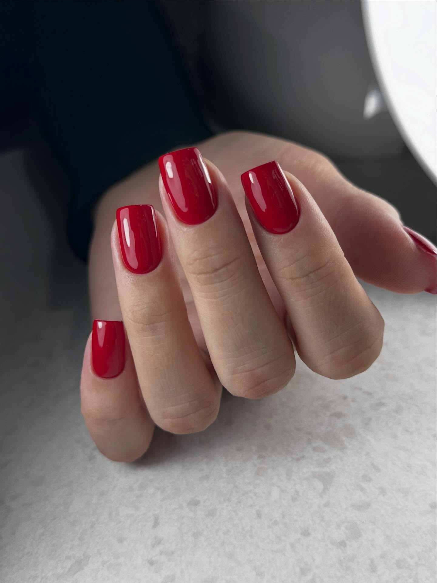 Intensywnie czerwone arcydzieło: manicure, który przyciąga uwagę!