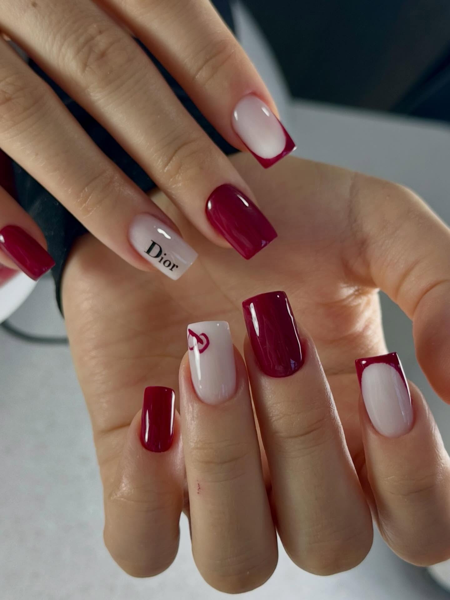 Stylowy manicure z czerwonym nastrojem