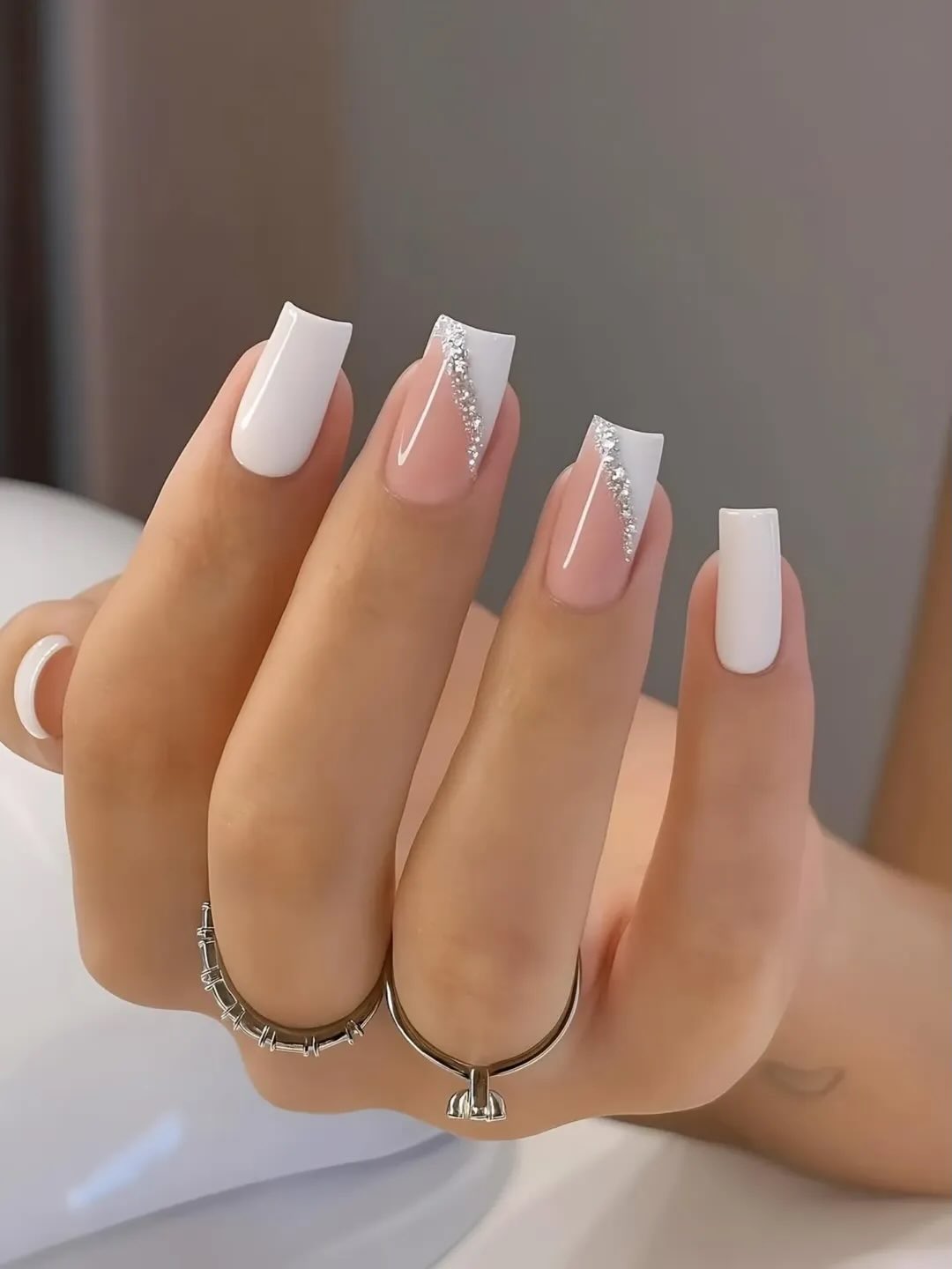 Błyszcząca elegancja: manicure, który robi wrażenie!