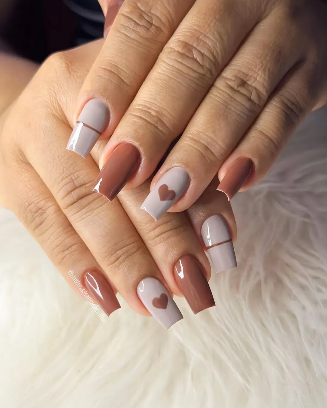 Czekoladowa elegancja: wyrafinowany manicure dla stylowych
