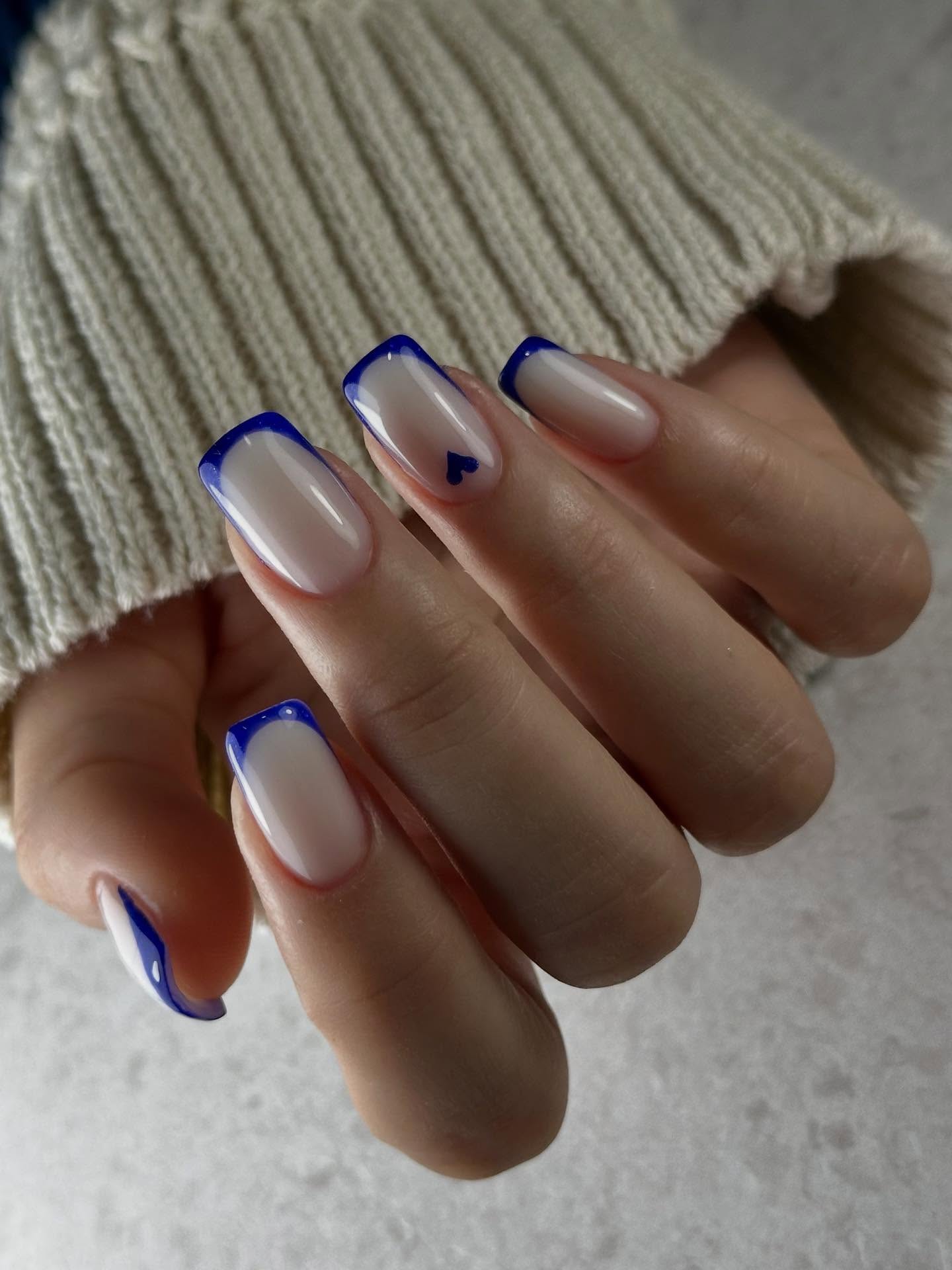 French manicure z akcentem: głęboki granat