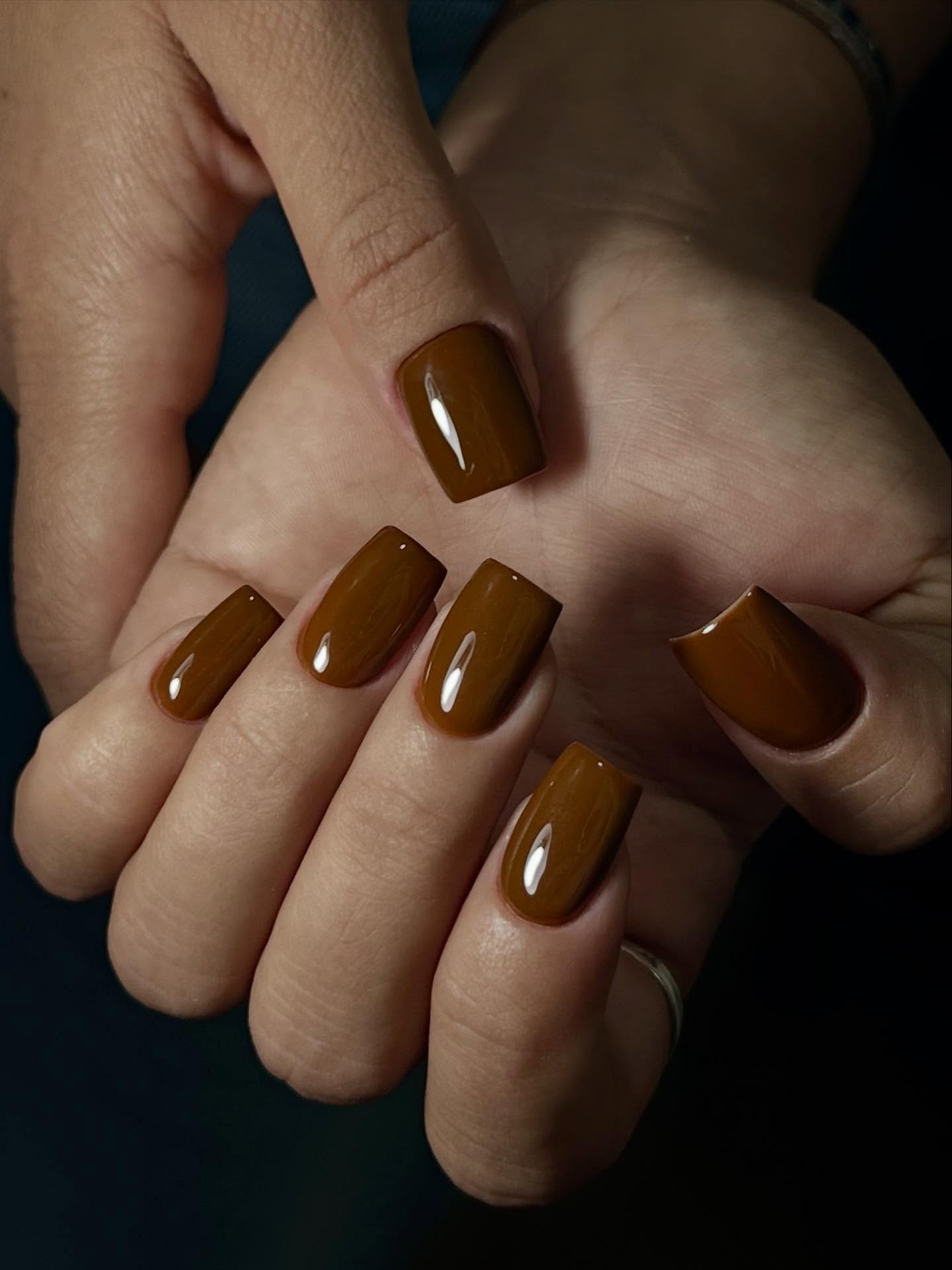 Brązowa przyjemność: manicure, który ogrzewa duszę