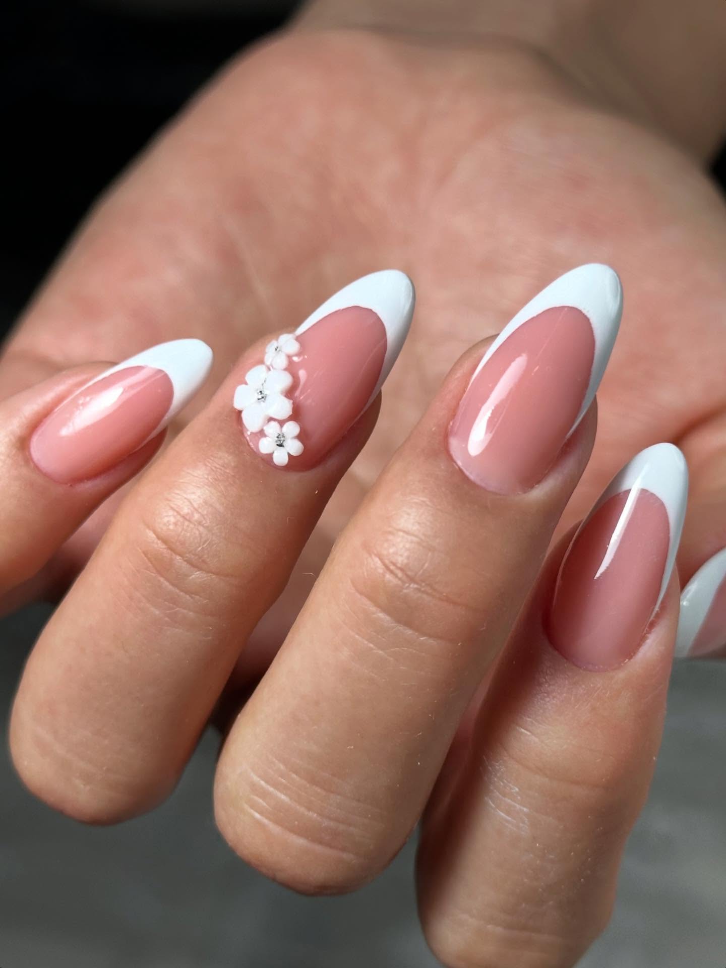 Kwiatowy french: delikatność i styl